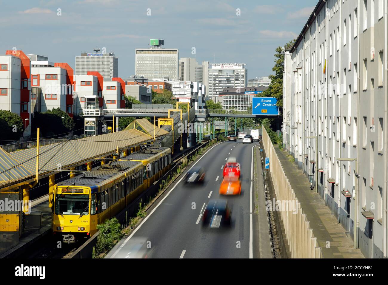 Essen, zona Ruhr, Nord Reno-Westfalia, Germania - Vista Città Essen, fermata della metropolitana e auto sulla superstrada A40 con vista in direzione del centro di Essen Foto Stock