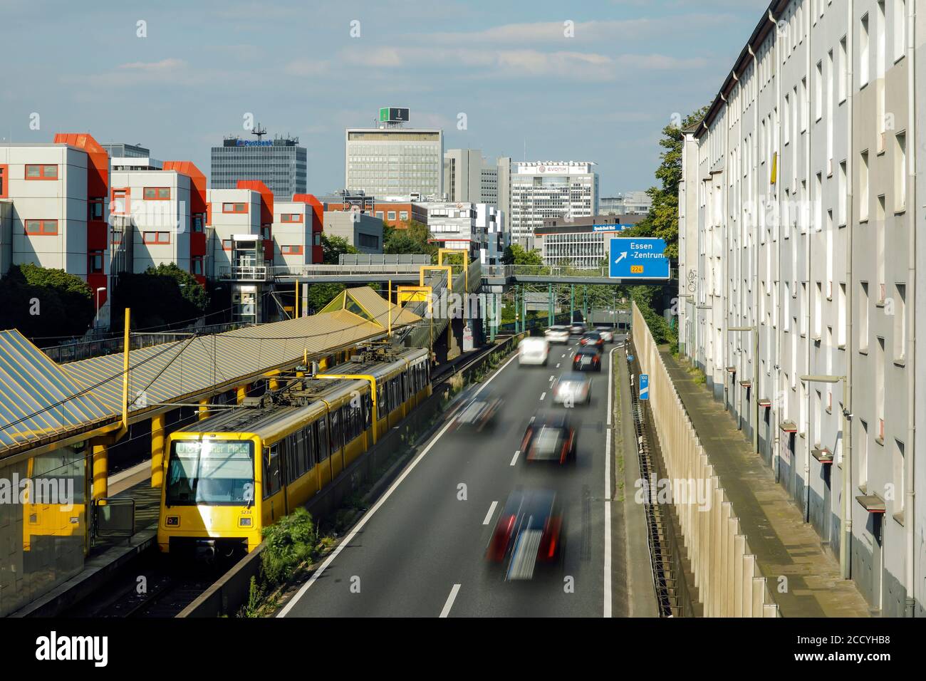 Essen, zona Ruhr, Nord Reno-Westfalia, Germania - Vista Città Essen, fermata della metropolitana e auto sulla superstrada A40 con vista in direzione del centro di Essen Foto Stock