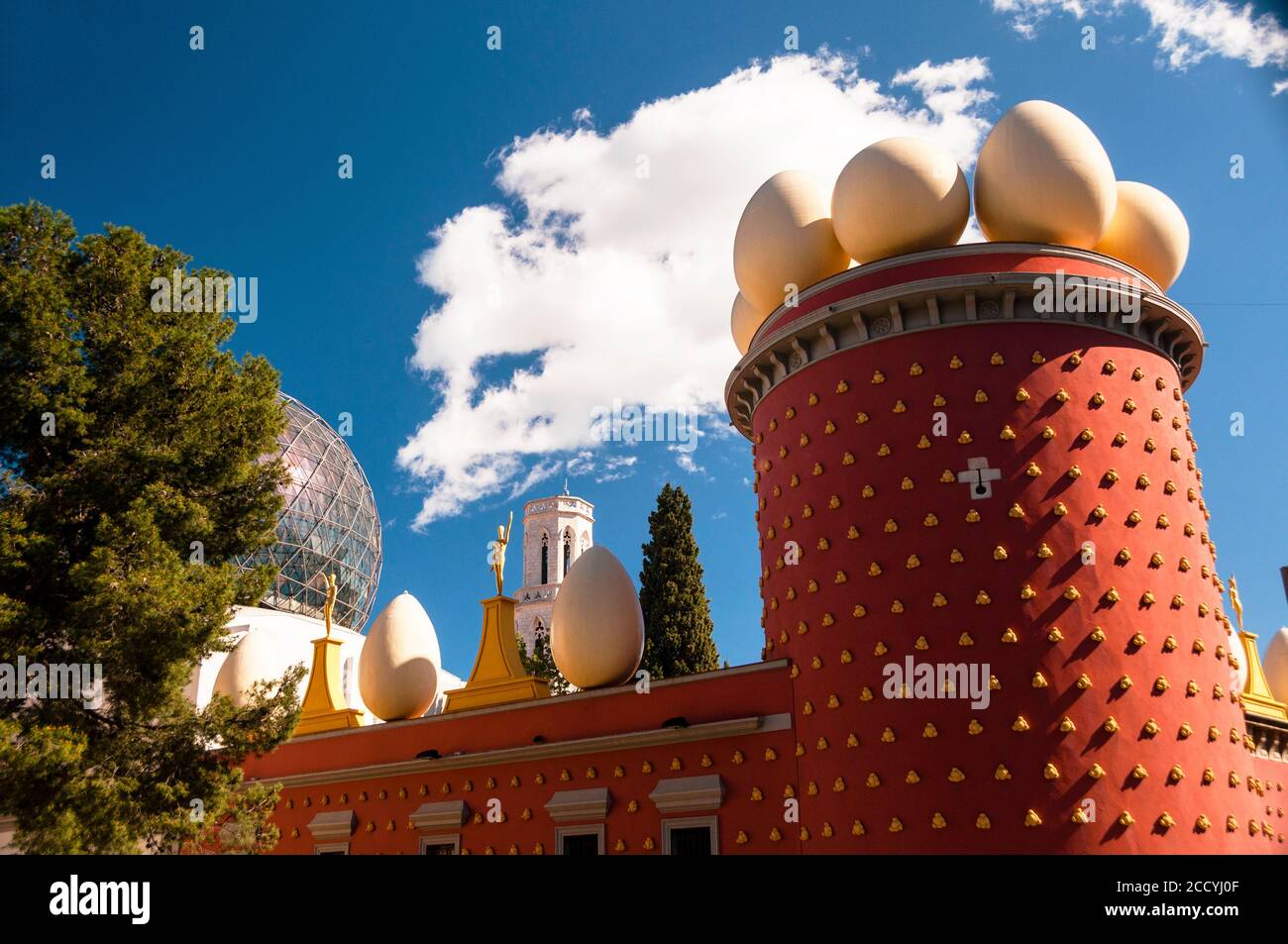 Le uova surrealiste sul tetto del Museo Dalí simboleggiano la fertilità e la riproduzione, statue d'oro e pareti costellate di pane in pietra, Figueres, Spagna. Foto Stock
