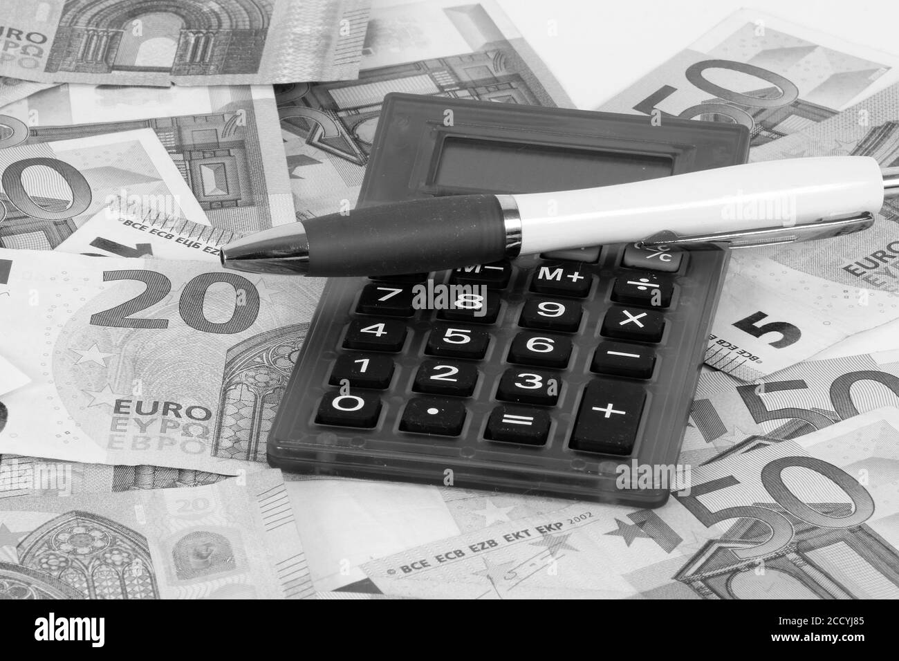 Immagine ad angolo elevato di una calcolatrice con una penna accesa euro bollette mazzo Foto Stock