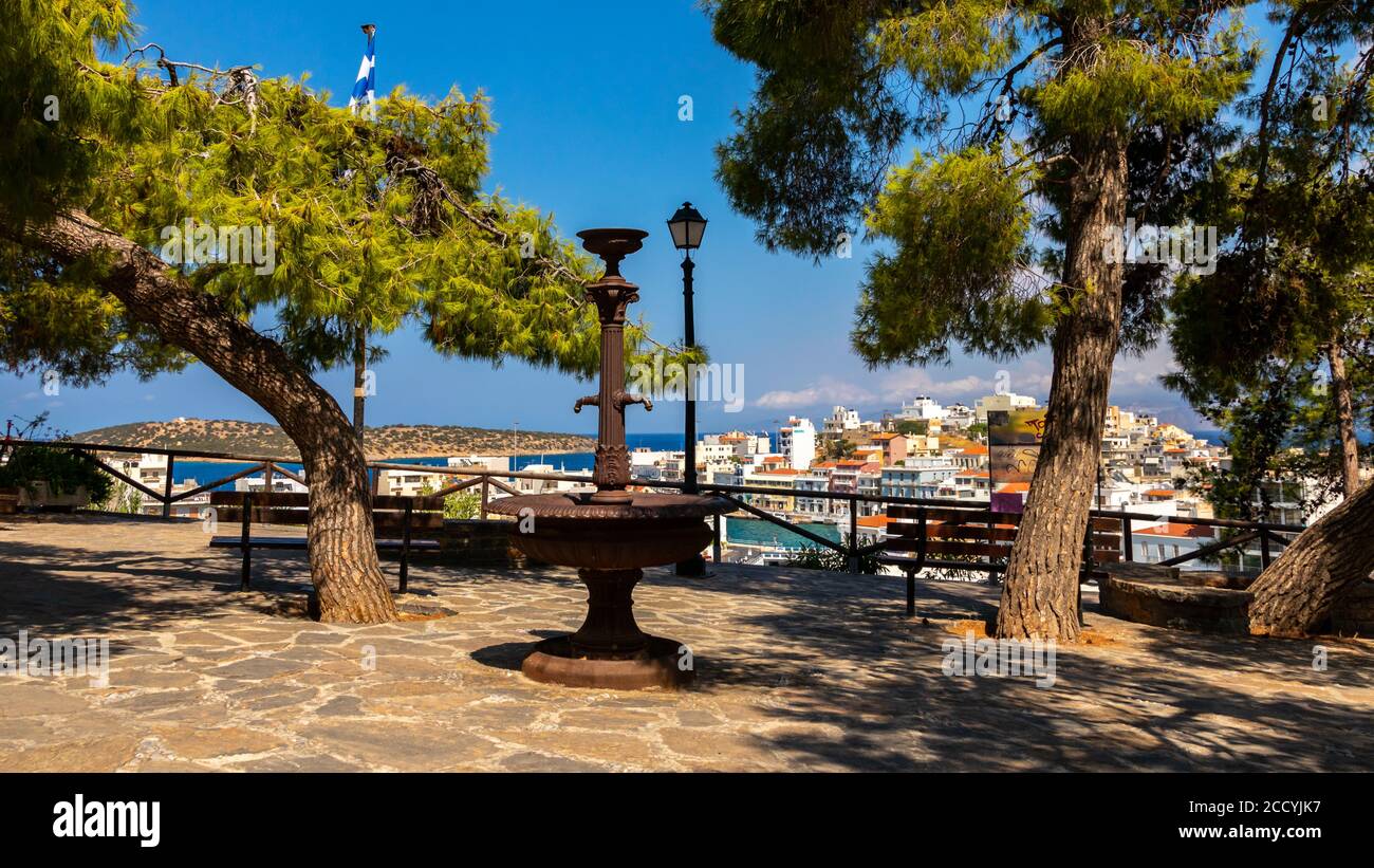 Il famoso punto di vista sul piccolo porto e lago in Agios Nikolaos sull'isola di Creta in Grecia Foto Stock Il famoso punto di vista sul piccolo porto e lago in Agios Nikolaos sull'isola di Creta in Grecia Foto Stock