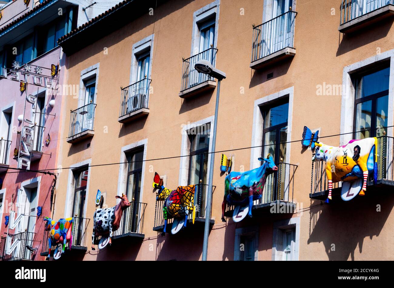 L'arte delle mucche esterne del Plaza Hotel a Figueres, Spagna. Foto Stock