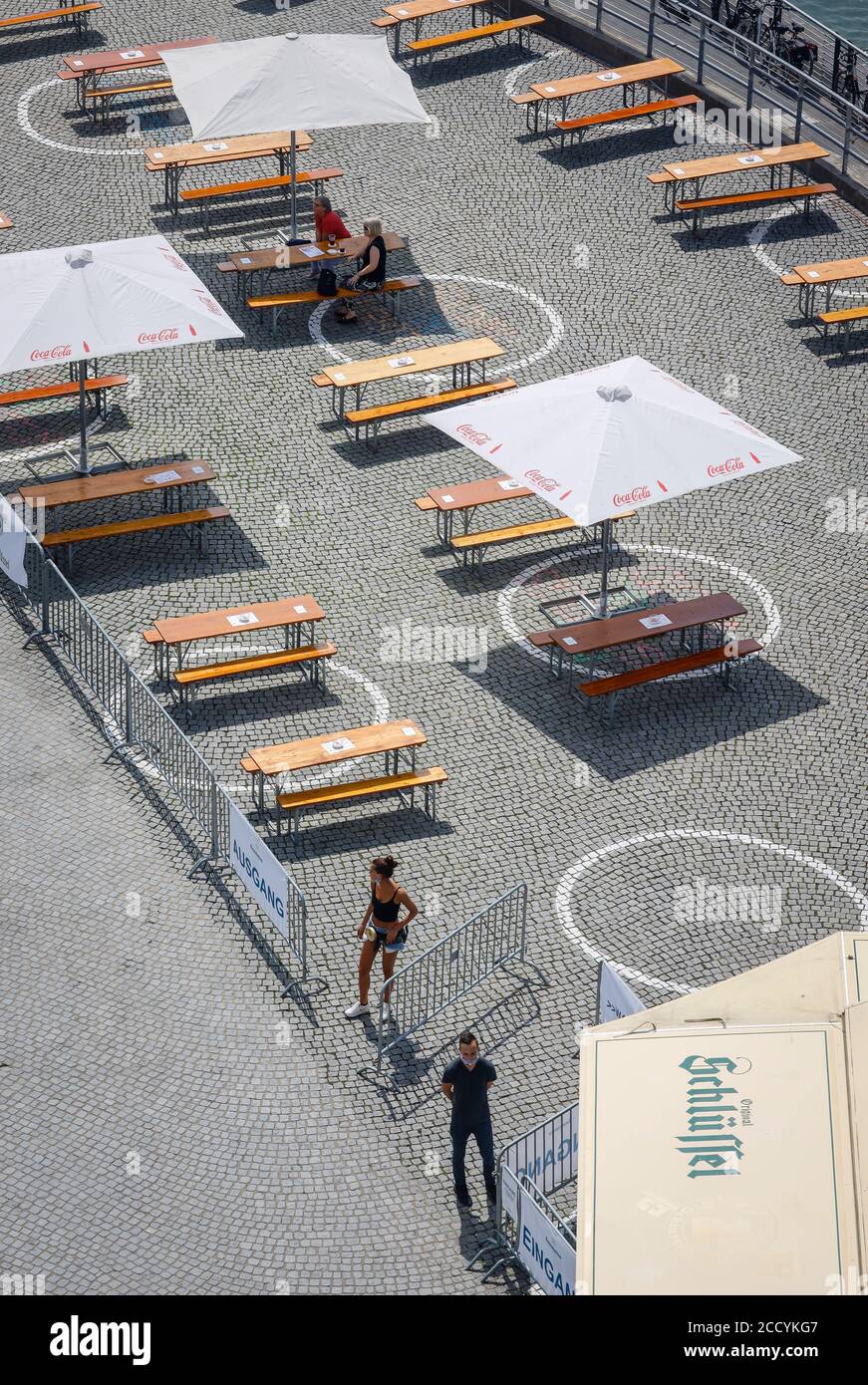 Duesseldorf, Renania Settentrionale-Vestfalia, Germania - passeggiata lungo la riva del Reno in tempi della pandemia di Corona, pochi ospiti in una birreria al Burgplatz, em Foto Stock