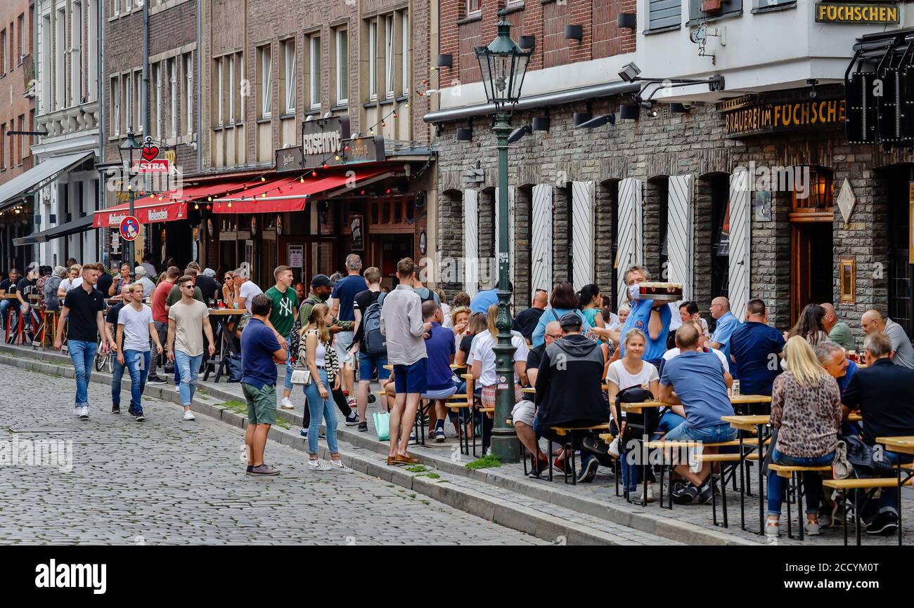 Duesseldorf, Renania Settentrionale-Vestfalia, Germania - la città vecchia di DŸsseldorf in tempi della pandemia di Corona, persone che si trovano di fronte a pub e ristoranti Foto Stock