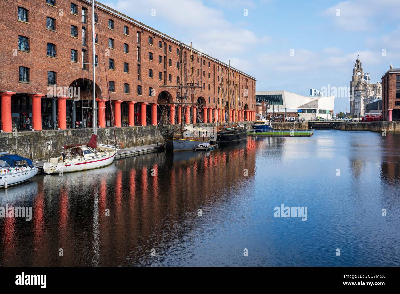 Barche ormeggiate vicino al Tate Liverpool a Royal Albert Dock, Liverpool, Inghilterra, Regno Unito Foto Stock