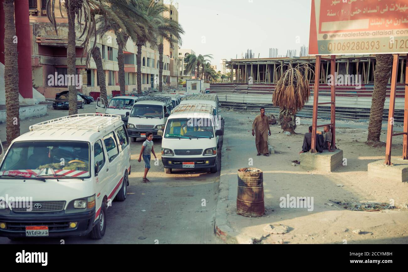 Egitto, Hurghada. vita quotidiana egiziana di strada a marciapiede edifici esterni sfondo Foto Stock