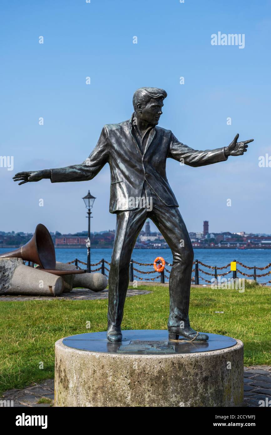 Statua in bronzo della pop star Billy Fury di Tom Murphy al Royal Albert Dock, Liverpool, Inghilterra, Regno Unito Foto Stock