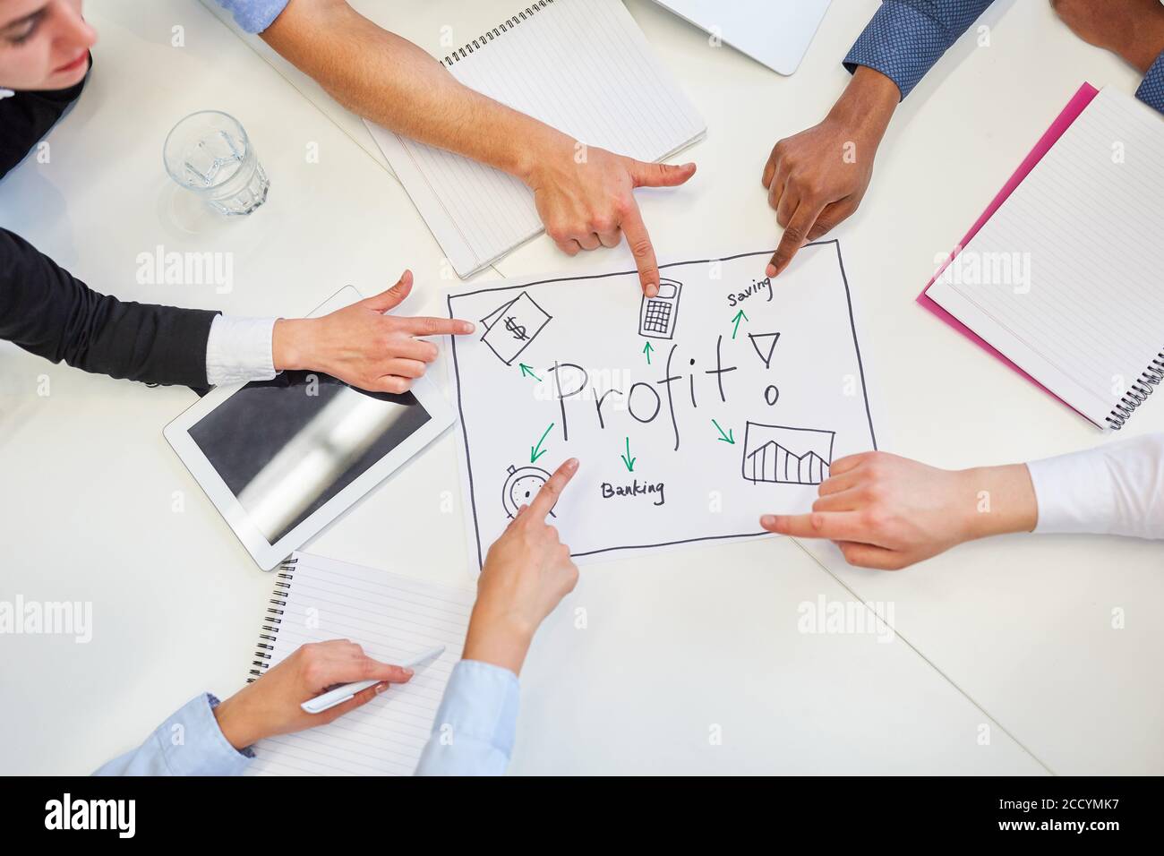 Le persone d'affari che puntano al grafico di profitto mentre il brainstorming creativo Foto Stock