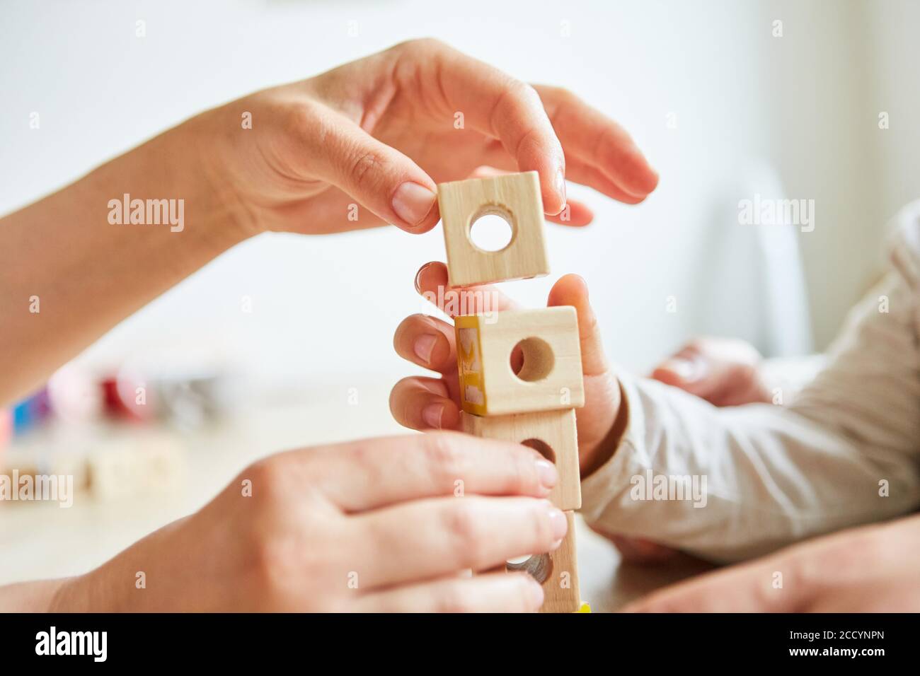 Gli anziani impilano i blocchi di costruzione come terapia o giochi nel casa di riposo Foto Stock