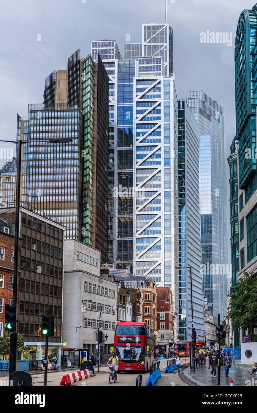 Bishopsgate Londra. Una delle principali arterie del distretto finanziario della City of London, gli edifici originali sono ostacolati da nuovi sviluppi. Foto Stock