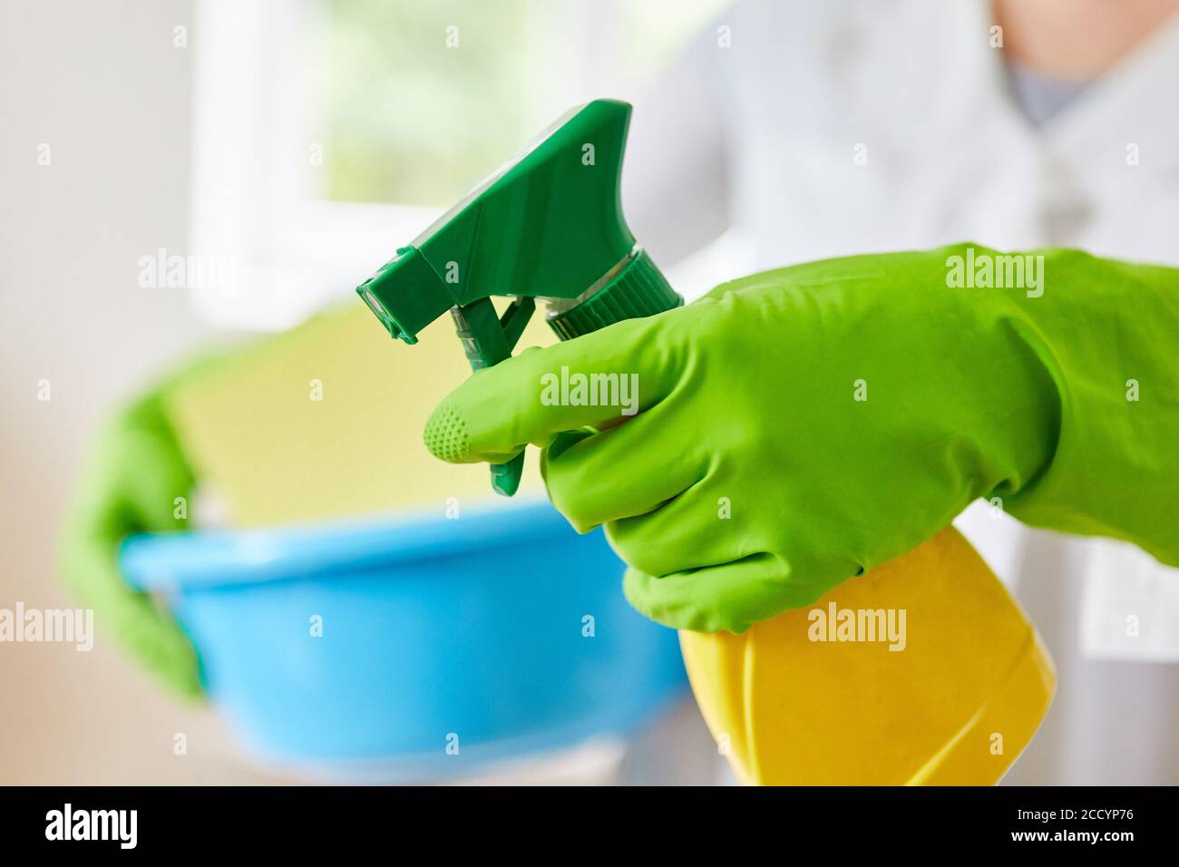 Pulire le mani del detergente con guanti e vetro detergente per il finestrino Foto Stock