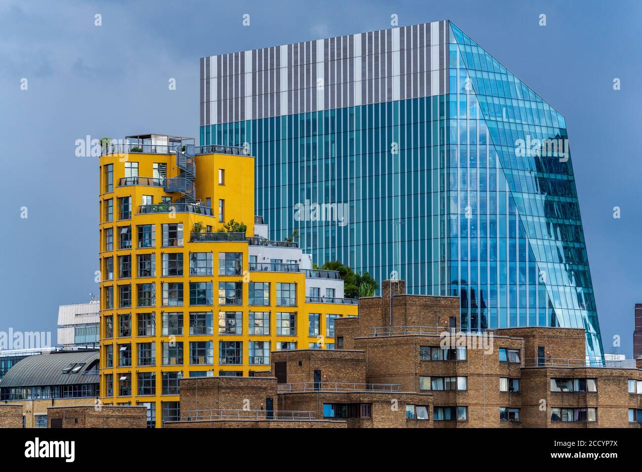 Yellow Bankside Lofts Apartments sulla Southbank di Londra (Costruito nel 1995-98 architetto Piers Gough CZWG) & 240 Blackfriars Road Building Behind (2014 AHMM) Foto Stock