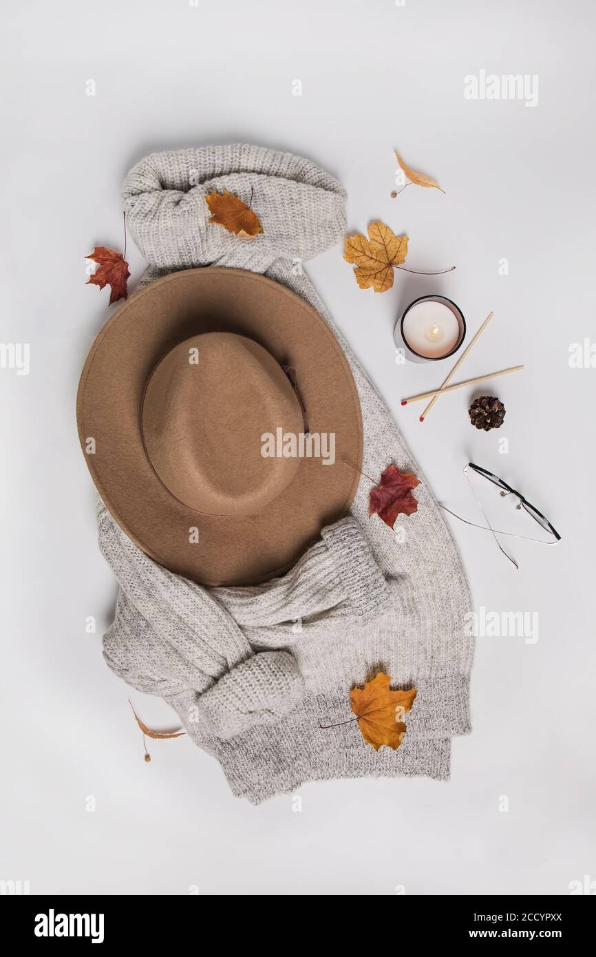 Maglia maglione, cappello, foglie gialle, vista dall'alto Foto Stock