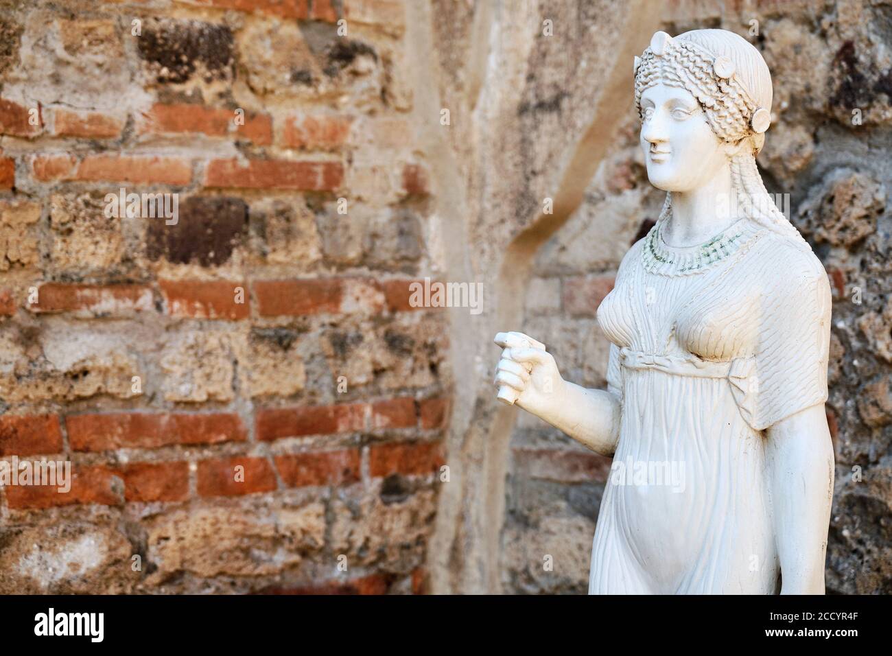 Antica statua di Iside nel tempio di Pompei eruzione Del Vesuvio nel 79 a.C. Foto Stock