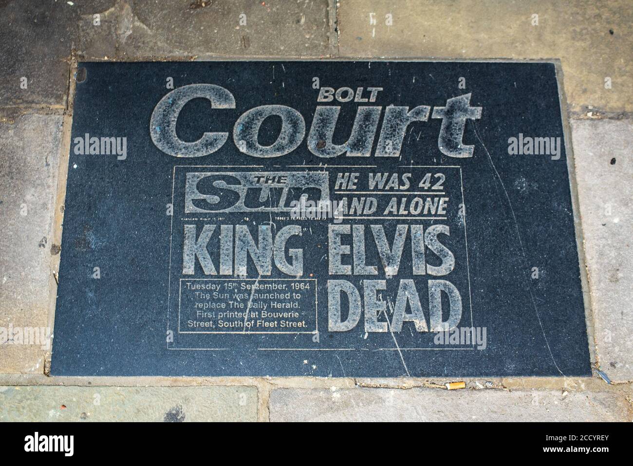 Placca per pavimentazione Bolt Court - Sun Elvis Dead Headline - Targa commemorativa del patrimonio di giornali della zona intorno alla flotta Street nel centro di Londra Foto Stock