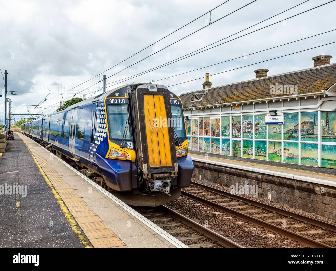 Un treno Scotrail, Classe 380 - 380101 - presso la stazione di Prestonpans, East Lothian, Scozia, Regno Unito. Foto Stock