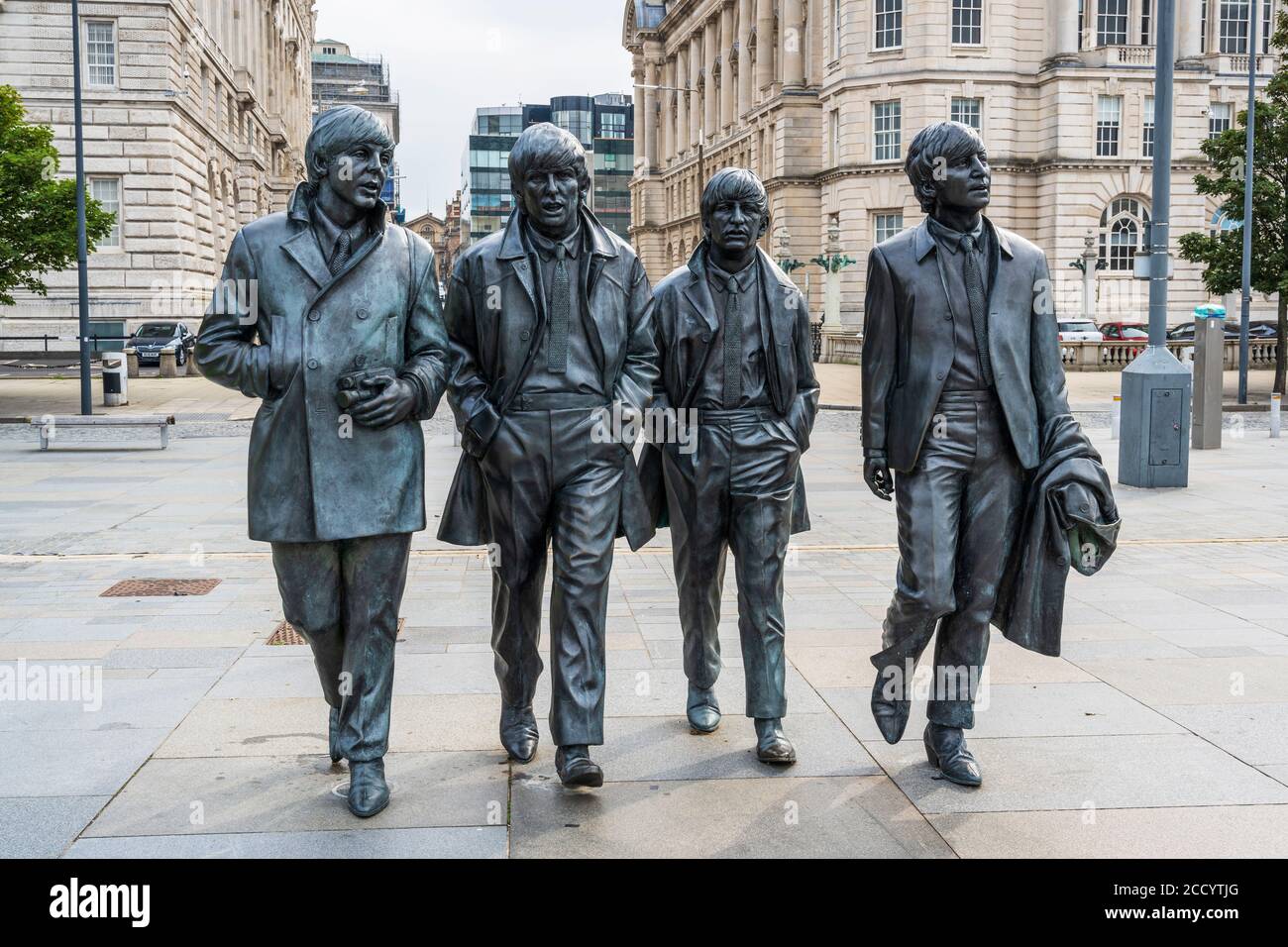 Il gruppo delle statue dei Beatles di Andrew Edwards a Pier Head, Liverpool, Inghilterra, Regno Unito Foto Stock