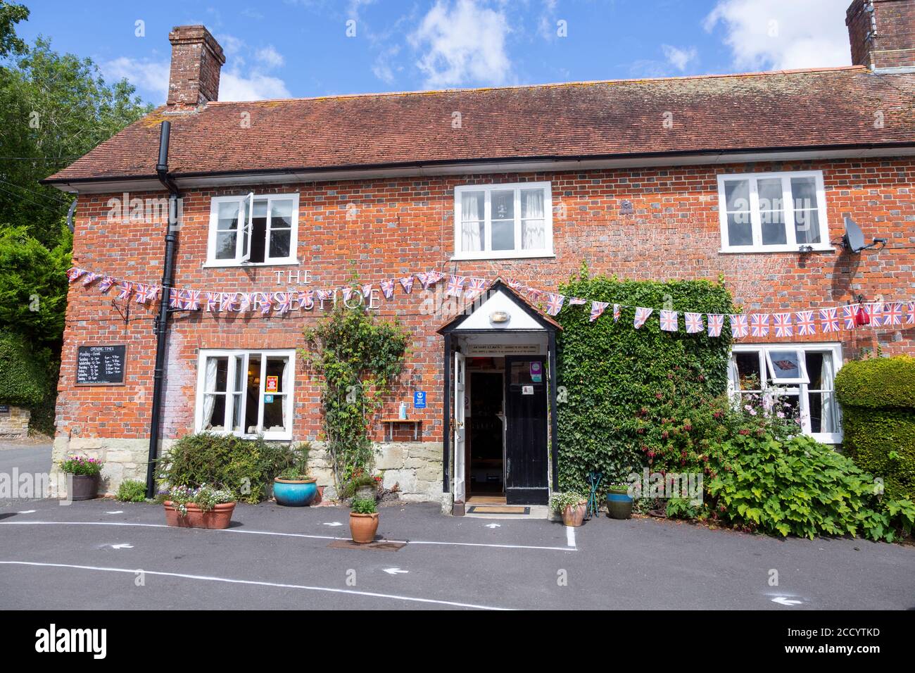 Storico villaggio pub The Horseshoe, Ebbesborne Wake, Cranborne Chase, Wiltshire, Inghilterra, Regno Unito Foto Stock