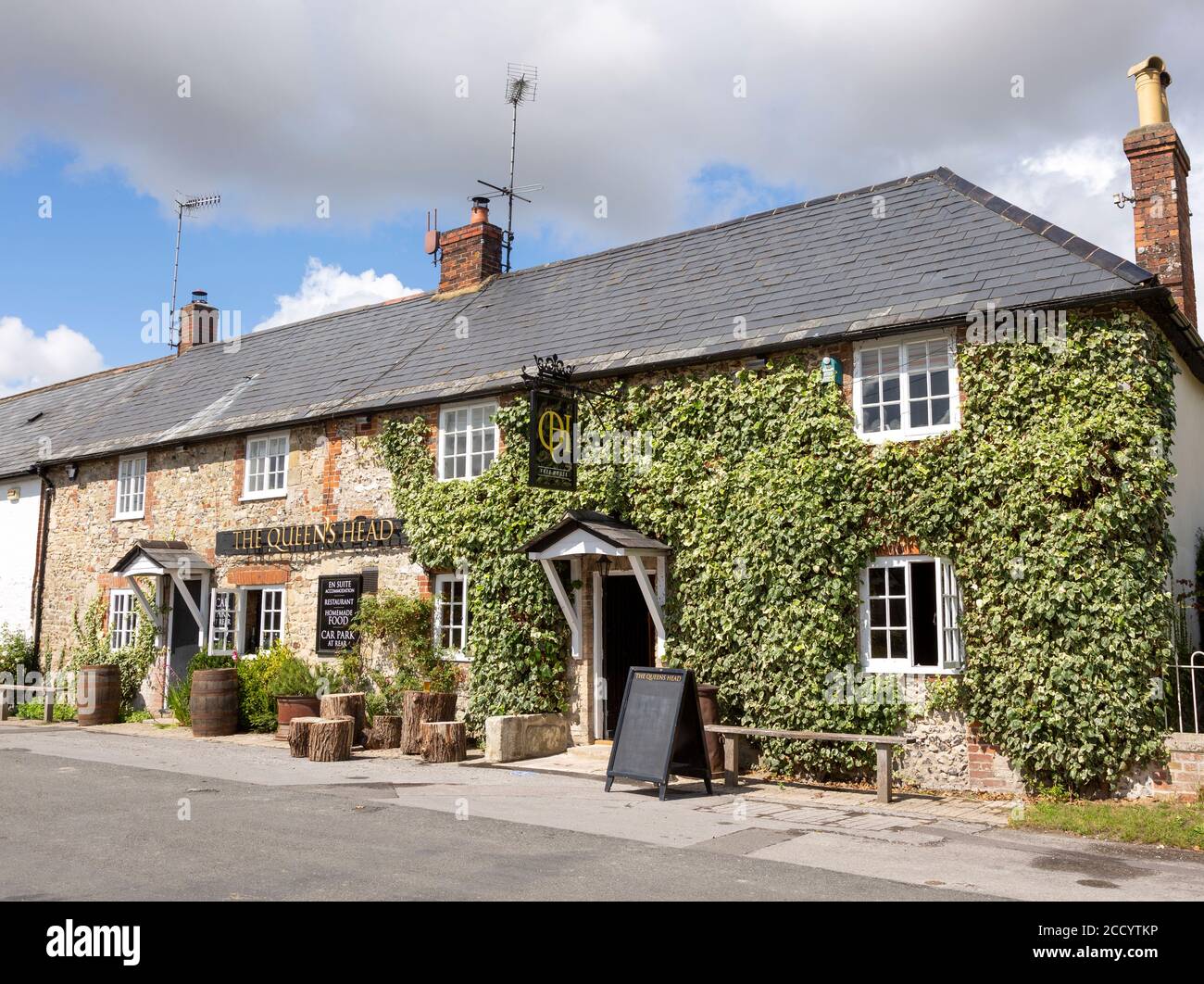 Pub storico villaggio The Queen's Head, Broad Chalke, Cranborne Chase, Wiltshire, Inghilterra, Regno Unito Foto Stock