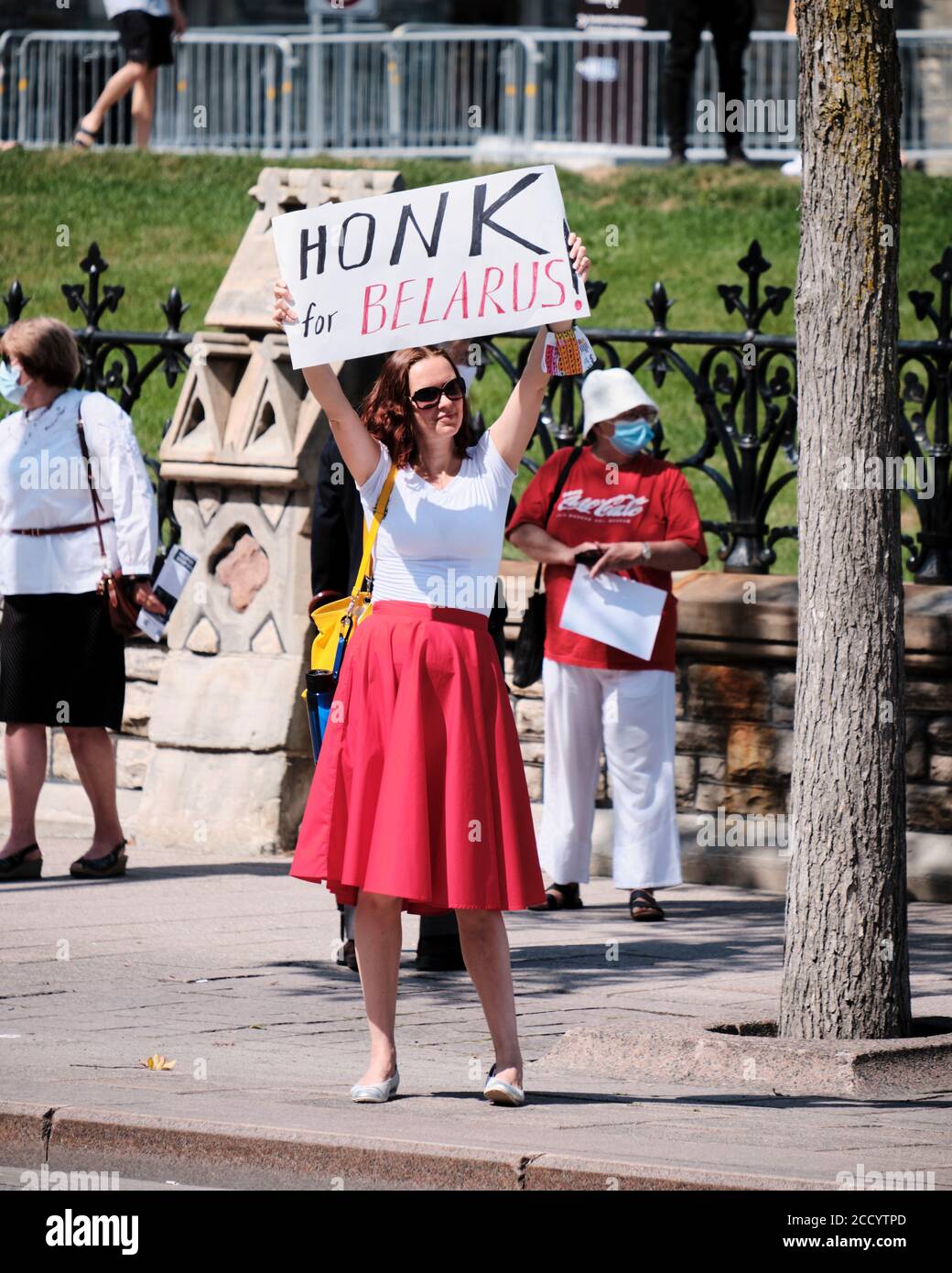 Ottawa, Canada. Donna con il cartello 'Hunk for Belarus' sul lato della strada durante il supporto marzo il giorno del nastro nero Foto Stock