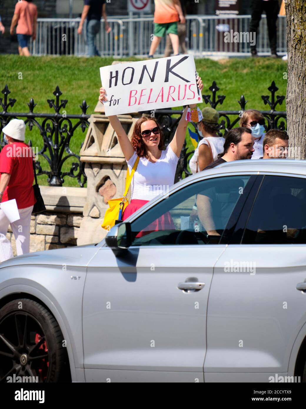 Ottawa, Canada. Donna con il segno 'Hunk per la Bielorussia' come auto guida durante il supporto marzo in Black nastro giorno Foto Stock