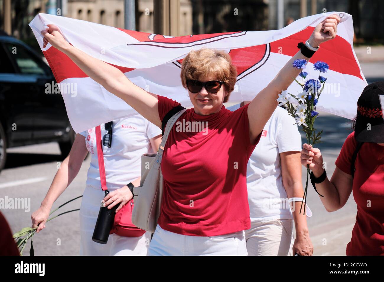 Ottawa, Canada. Donna che cammina con la bandiera della Bielorussia durante il suo headduring di sostegno marzo il giorno del nastro nero Foto Stock