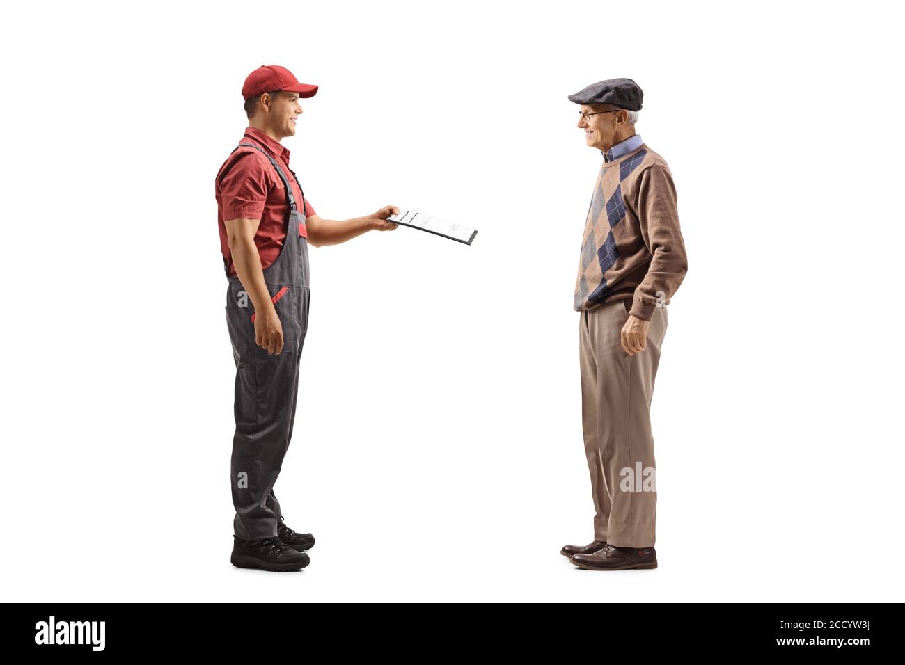 Scatto di profilo a lunghezza intera di un corriere maschio che consegna un documento ad un signore anziano isolato su sfondo bianco Foto Stock