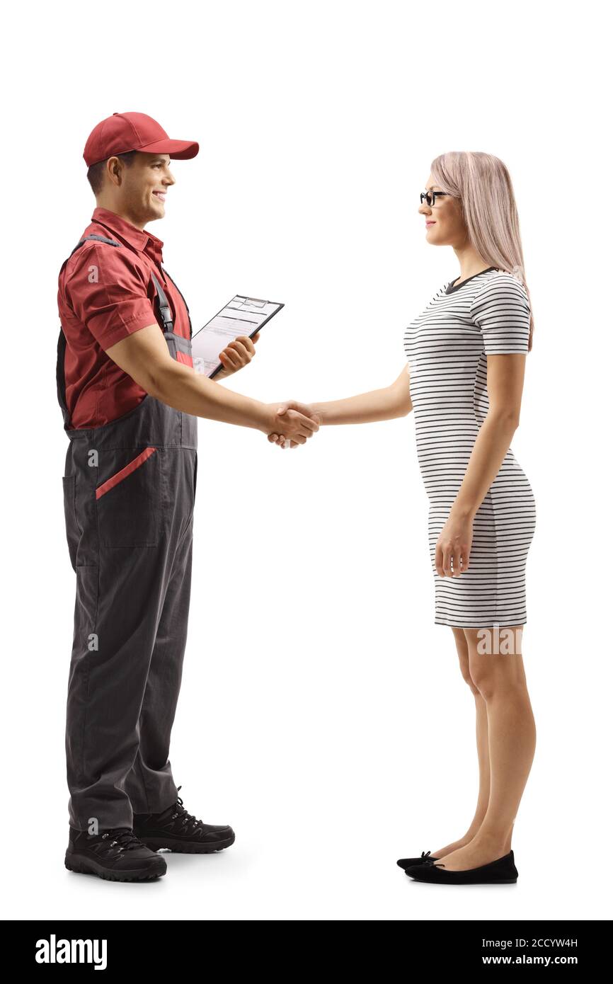 Scatto con profilo a lunghezza intera di un lavoratore appaltatore che scuote le mani con una giovane donna isolata su sfondo bianco Foto Stock