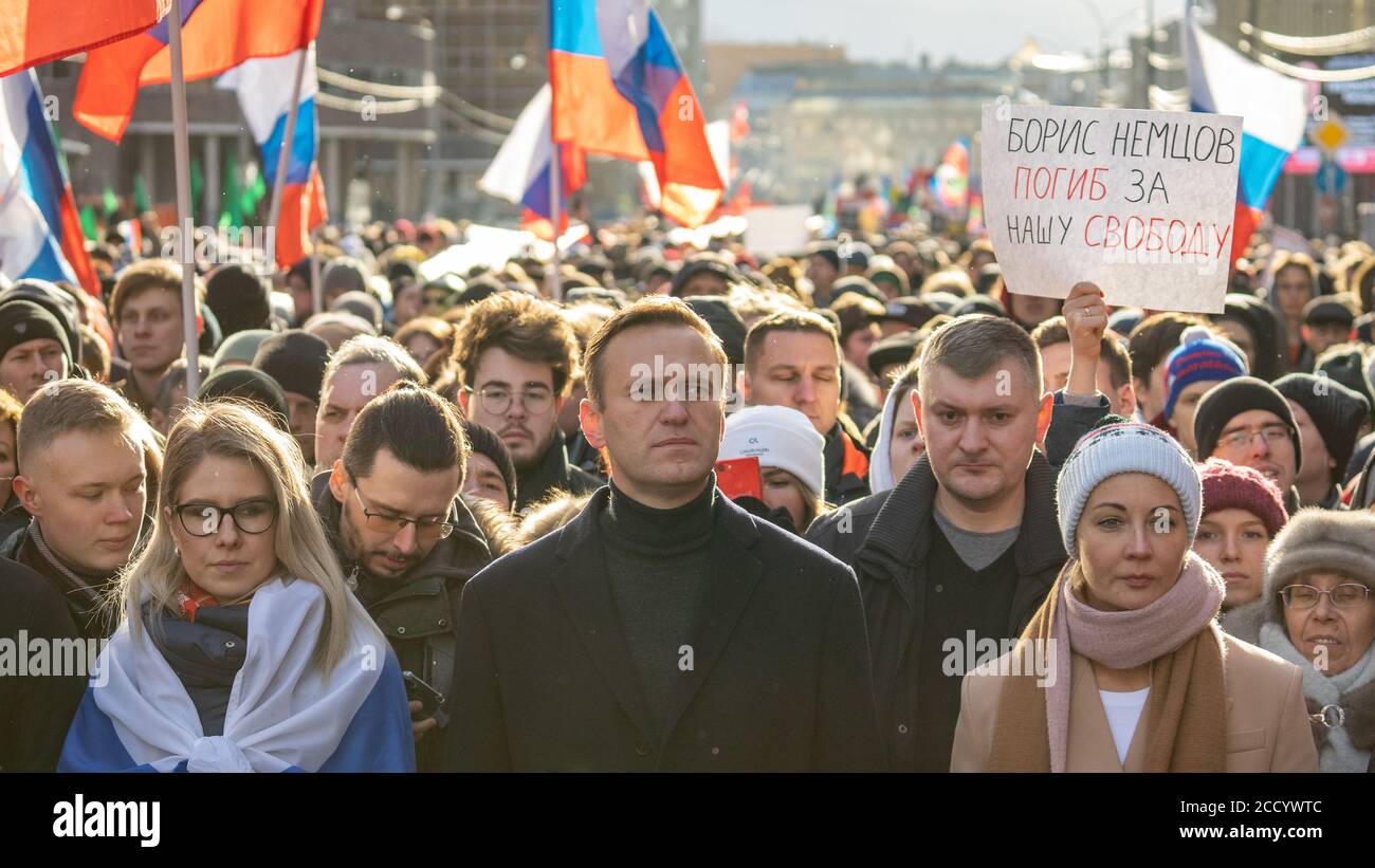 MOSCA, RUSSIA - 29 FEBBRAIO 2020, Aleksey Navalny e sua moglie Julia Navalnaya sulla marcia della memoria di Nemtsov. Le bandiere russe sono sullo sfondo. Foto Stock