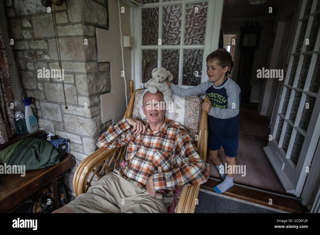 Nonno a casa godendo della compagnia del suo nipote di 6 anni, Galles, Regno Unito Foto Stock