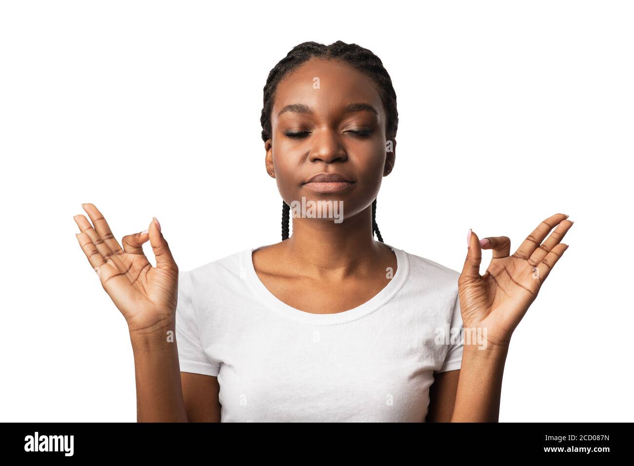 Pacifica Black Girl meditando con gli occhi chiusi su sfondo bianco Foto Stock