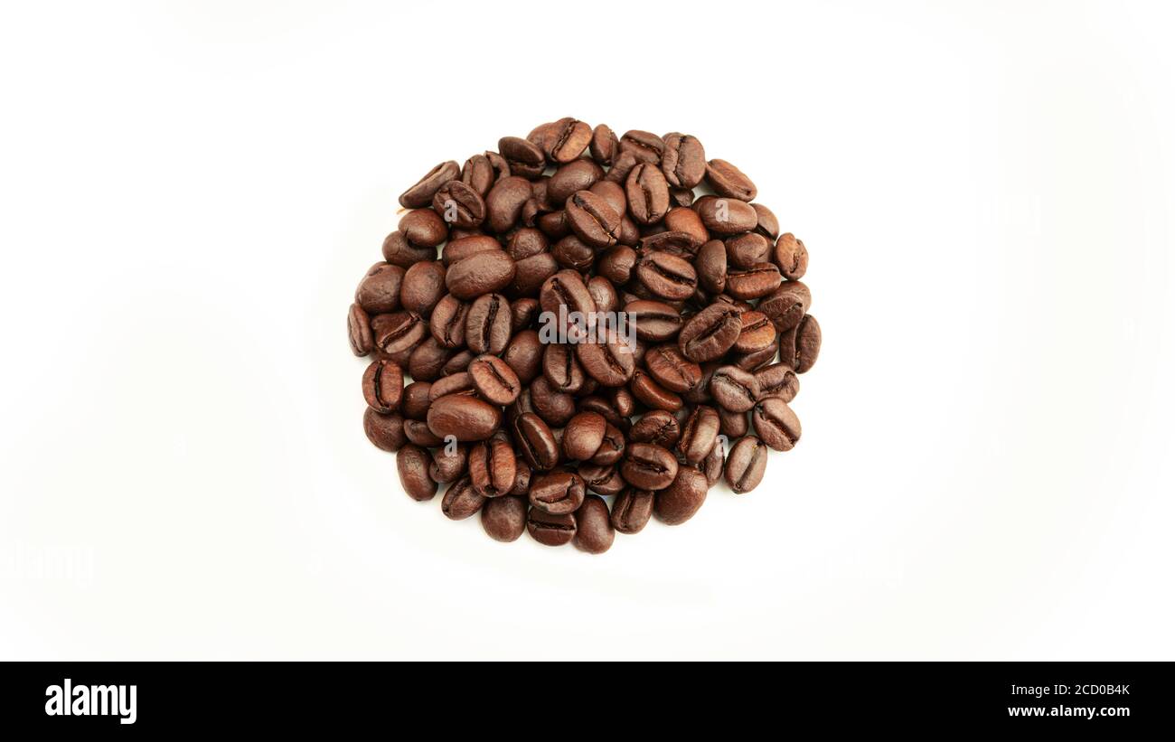 Chicchi di caffè su sfondo bianco. La vista dall'alto. Foto Stock