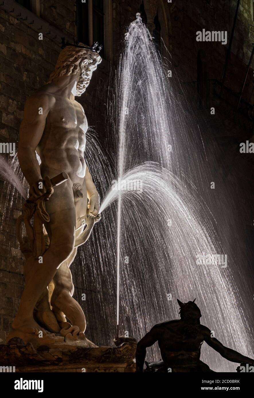 La fontana di piazza Signoria a Firenze, così chiamata Biancone o White Giant- scatta la retroilluminazione di notte Foto Stock
