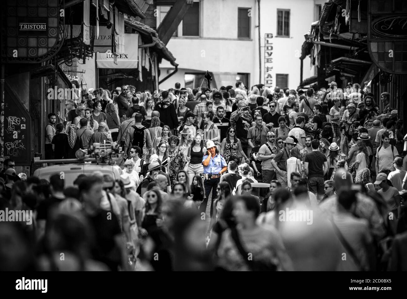 Il famoso Ponte Vecchio di Firenze pieno di turisti una vacanza estiva con una donna della polizia stradale nel al centro della scena Foto Stock