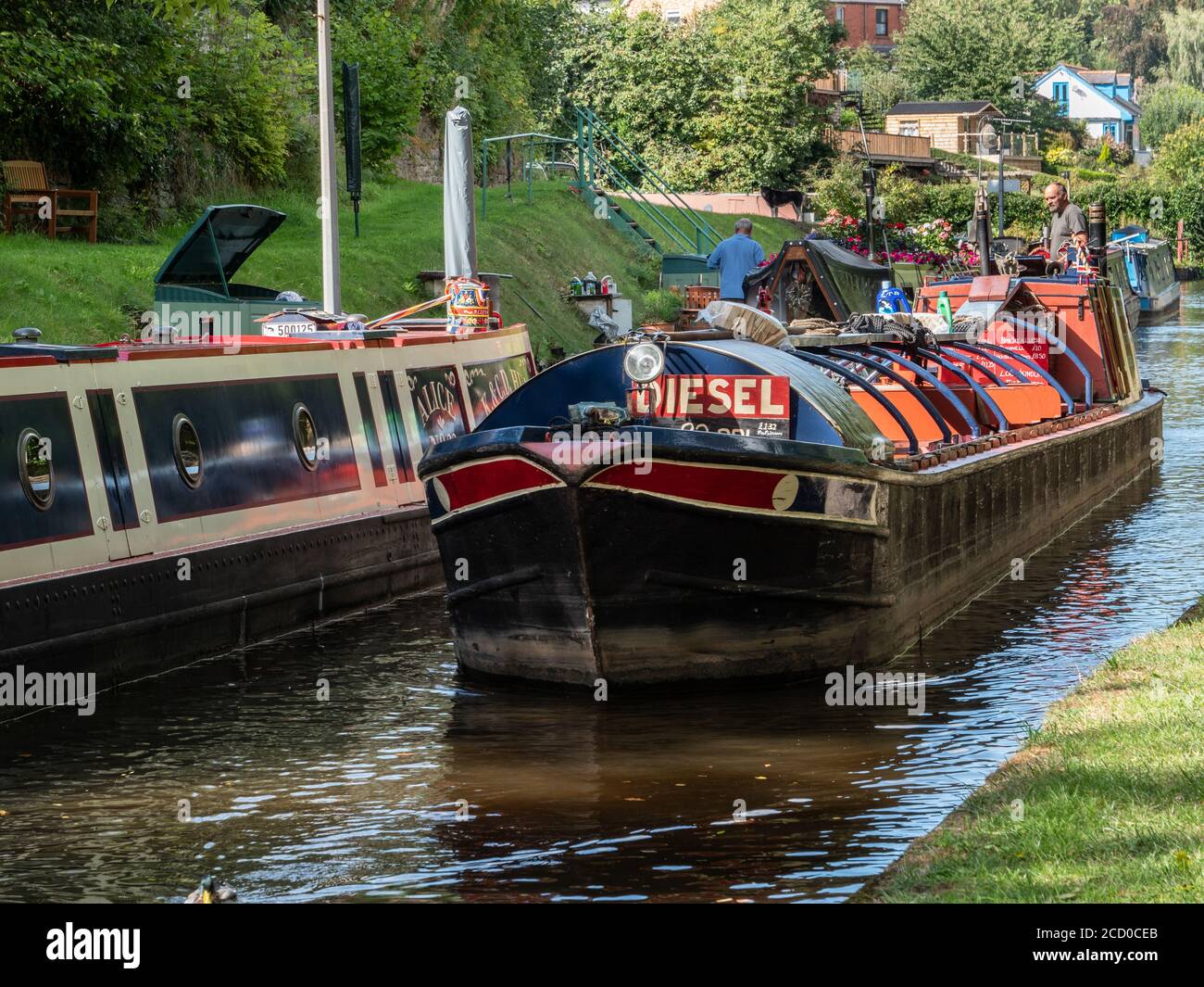 Una fornitura funzionante narrowboat che commerciava carbone, diesel e GPL, gas ai navigatori sul canale Llangollen Galles del Nord Regno Unito. Foto Stock
