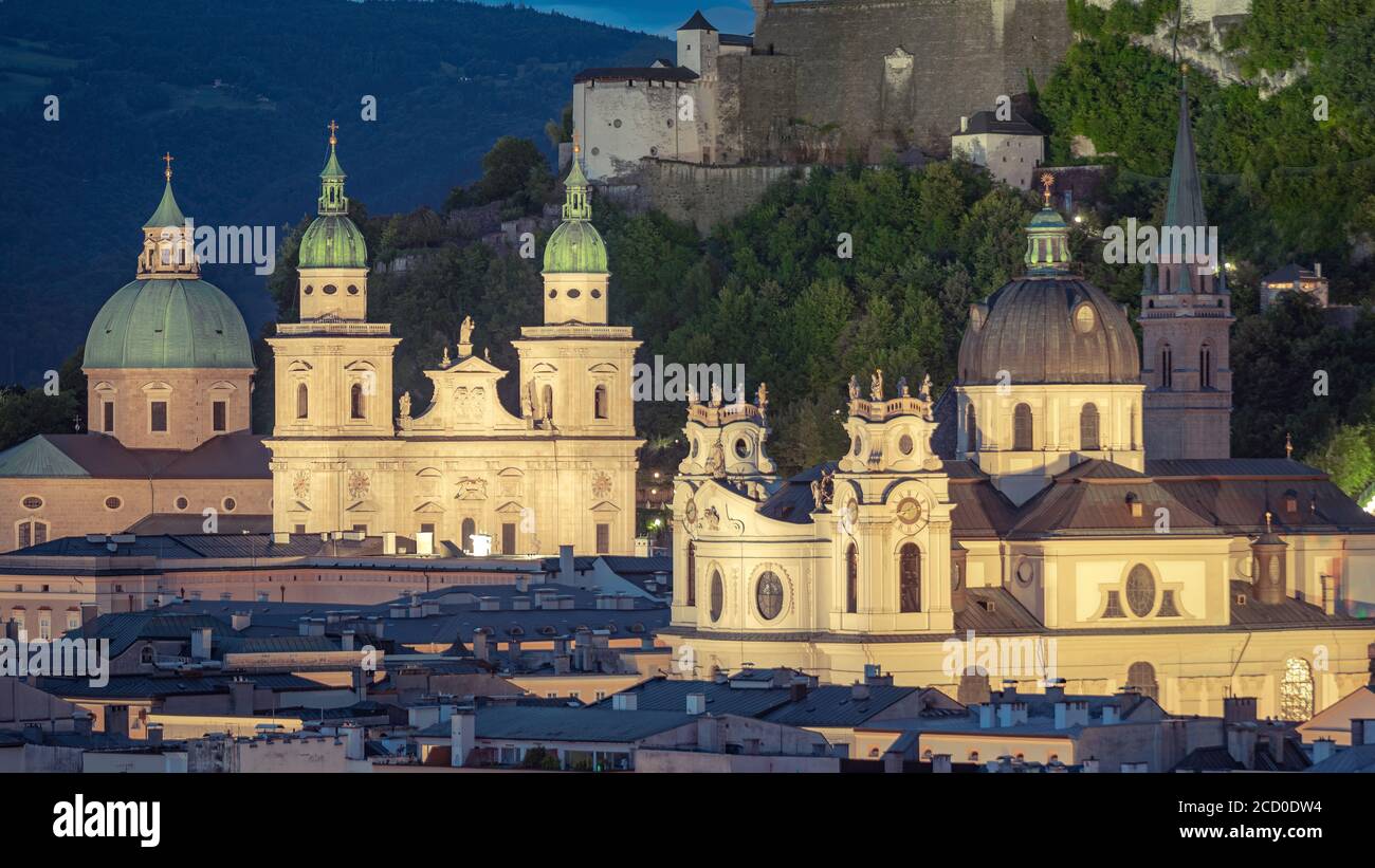 Salisburgo Austria paesaggio urbano serale. Incluse tutte le attrazioni della città. Questo posto incredibile è la città natale di Wolfgang Amadeus Mozart. Monte delle alpi centrali Foto Stock