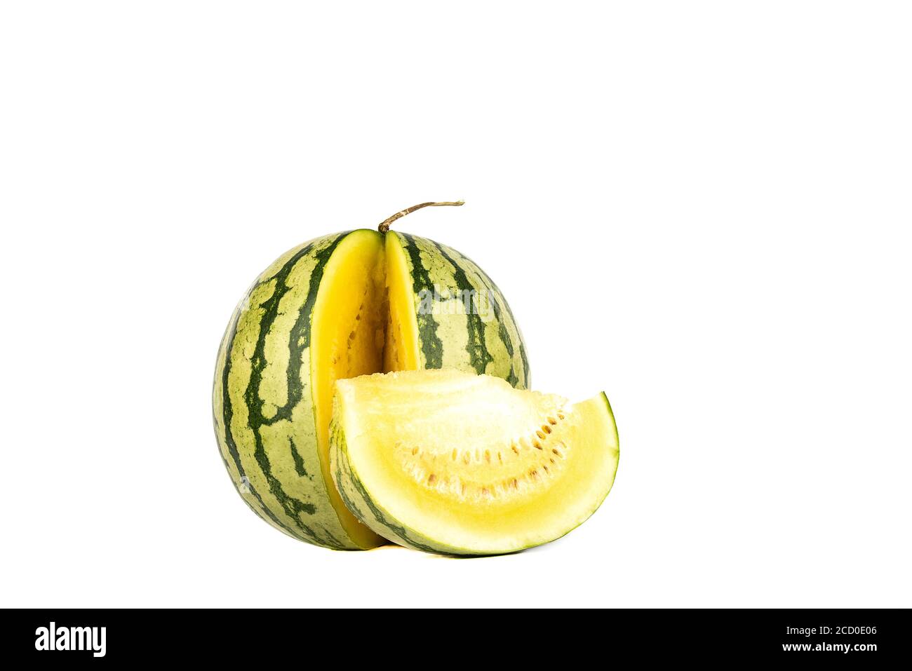 Cocomero con polpa gialla isolata su sfondo bianco. Fetta di anguria gialla. Spazio di copia. Foto Stock