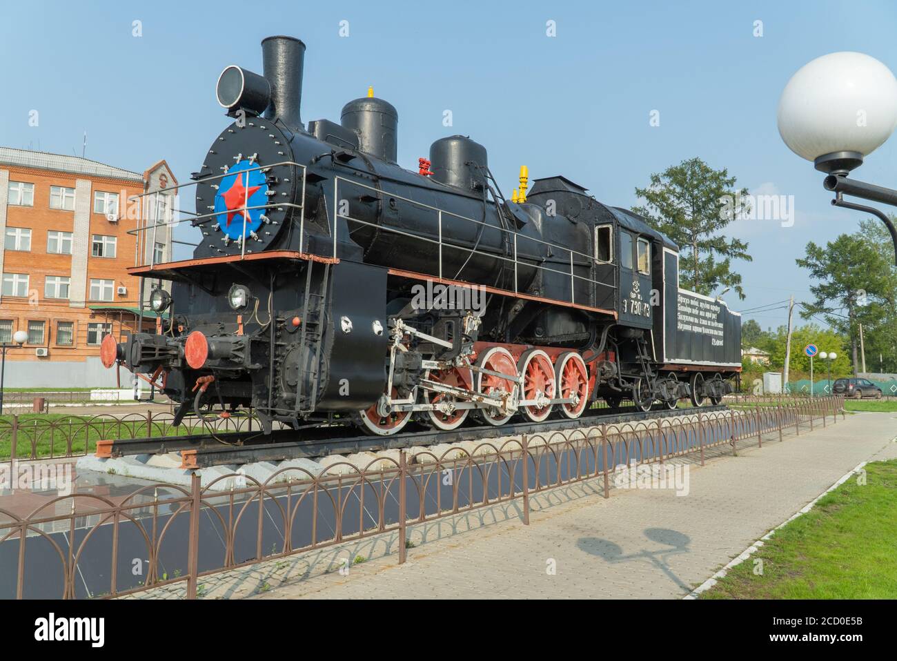 Russia, territorio di Krasnoyarsk, Ilansky, agosto 2020: Monumento alla vecchia locomotiva Foto Stock