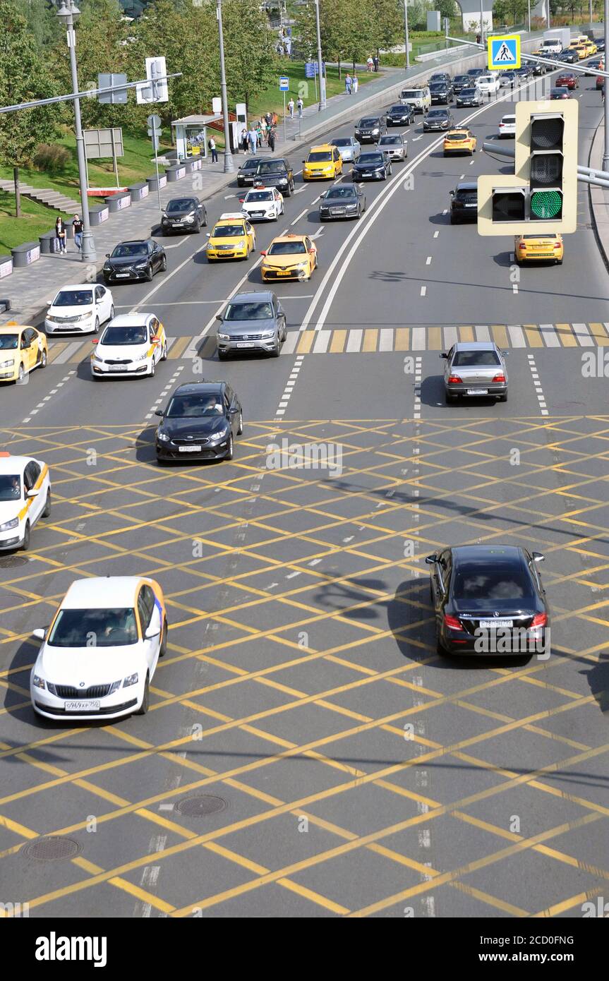Organizzazione del traffico. NNon è presente un cartello giallo di parcheggio sulla strada, superficie di asfalto. Scatola di derivazione. Foto Stock