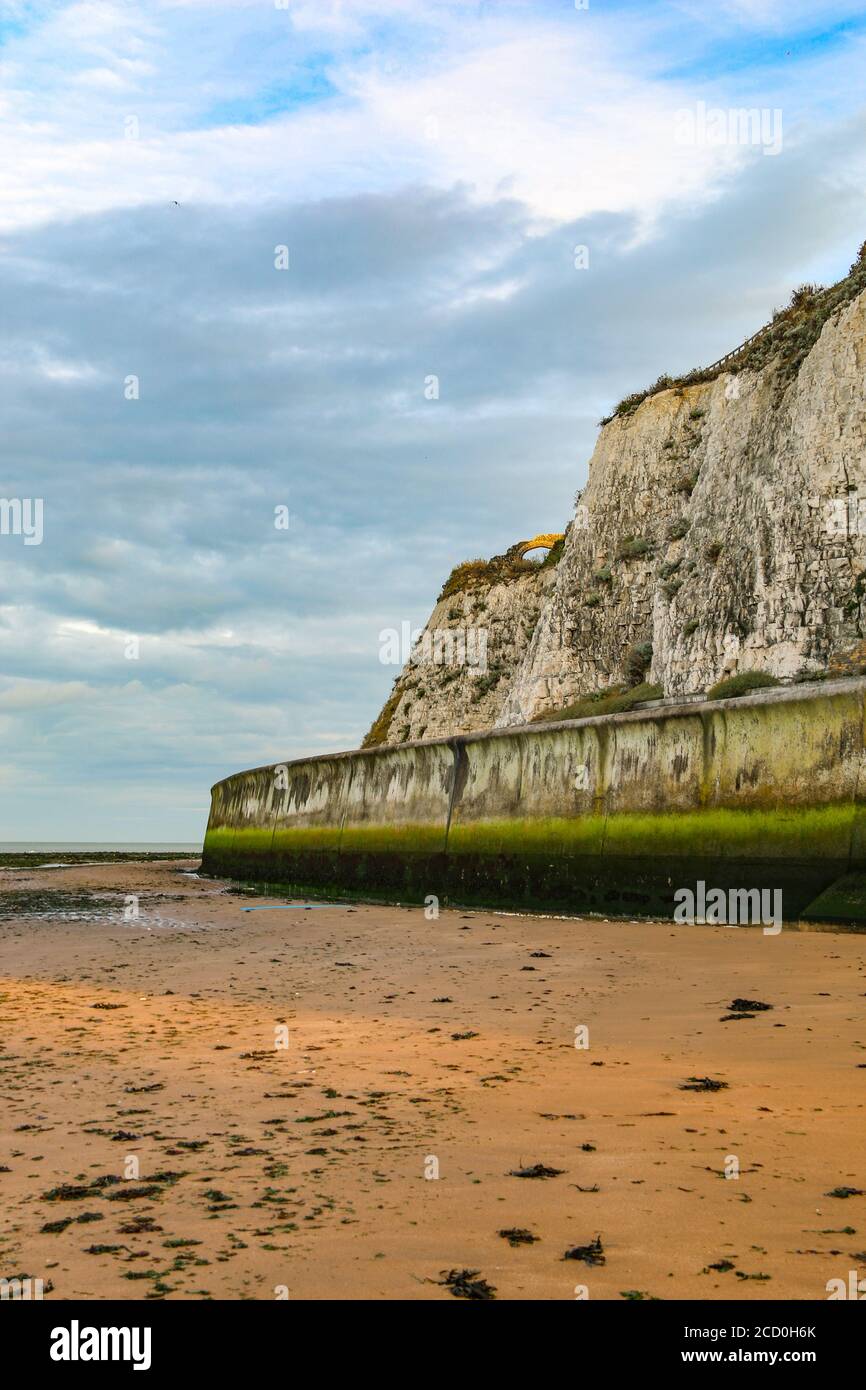 Kingsgate Castle sulle scogliere sopra Kingsgate Bay, Broadstairs, Kent, South East England al tramonto Foto Stock