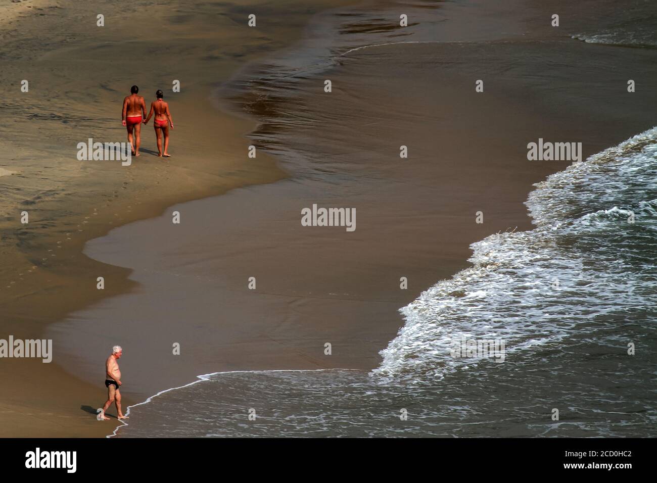 Turisti godendo di mare e surf attività in vacanza in Kovalam luna di miele spiaggia Kerala India, le migliori spiagge del mondo Foto Stock