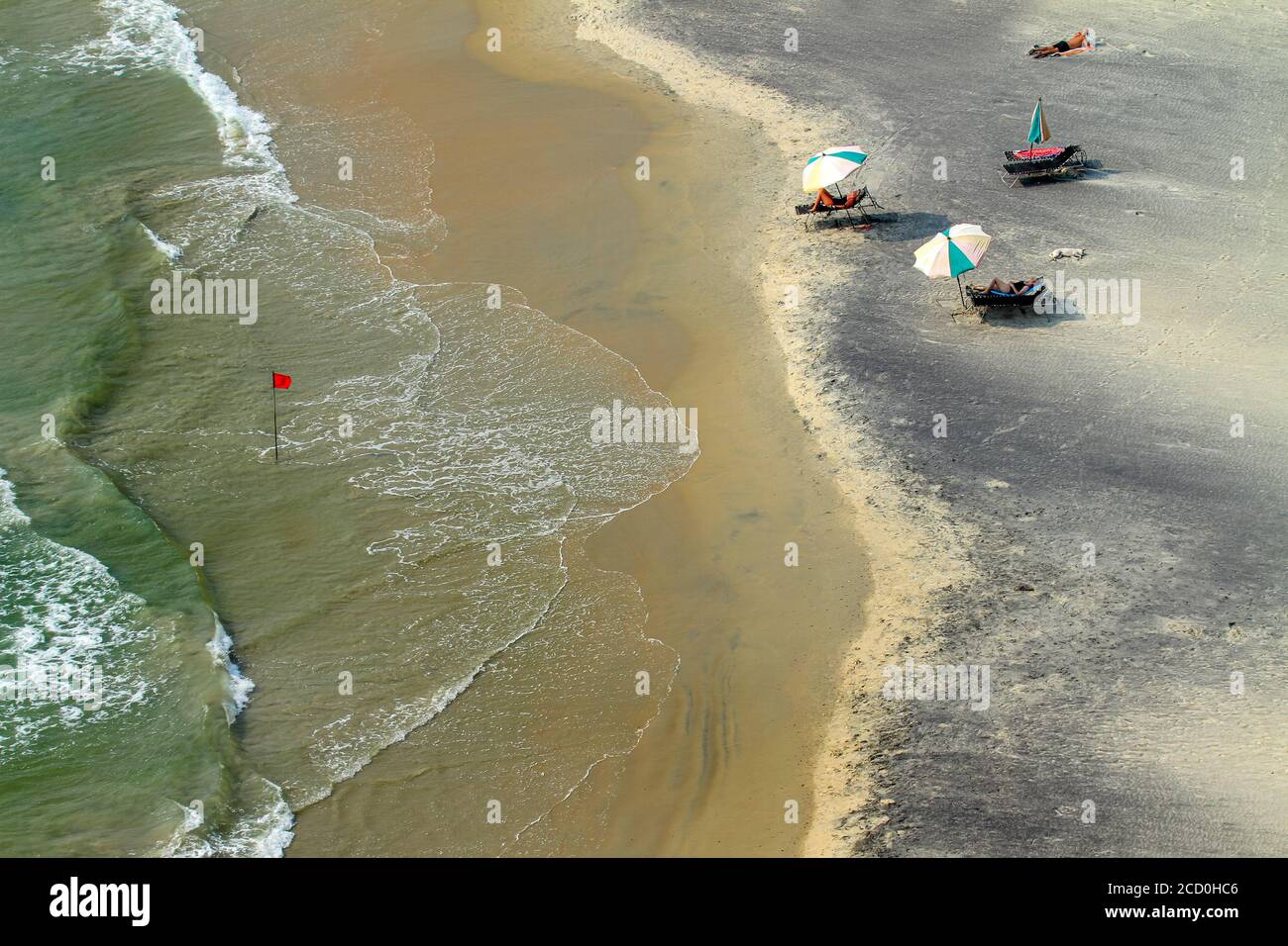 Turisti godendo di mare e surf attività in vacanza in Kovalam luna di miele spiaggia Kerala India, le migliori spiagge del mondo Foto Stock