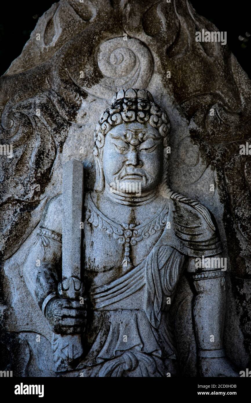 Una statua di Dio al tempio di Meguro fudo a Tokyo Foto Stock