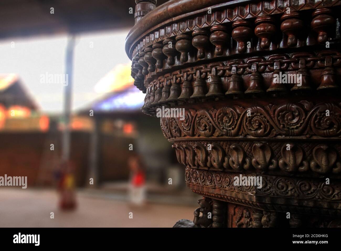 Tempio di Kollur Mookambika carro in legno con incisioni di serpenti e campane trovato nel tempio della dea Mookambika, Karnataka, India. Foto Stock