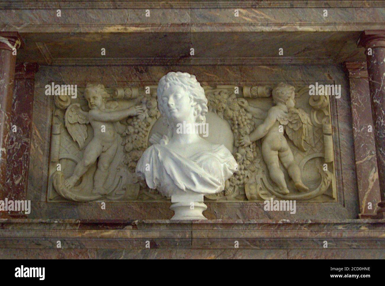 Una bella statua decorativa e sfondo in pietra inciso Foto Stock