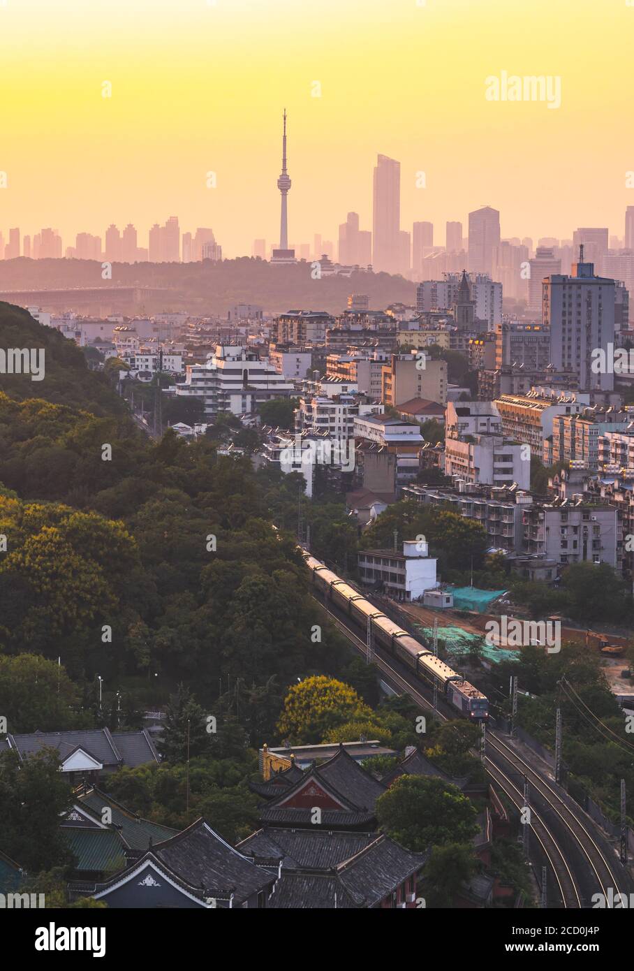 Skyline di Wuhan e fiume Yangtze con grattacielo sovraalto in costruzione a Wuhan Hubei Cina. Foto Stock Skyline di Wuhan e fiume Yangtze con grattacielo sovraalto in costruzione a Wuhan Hubei Cina. Foto Stock