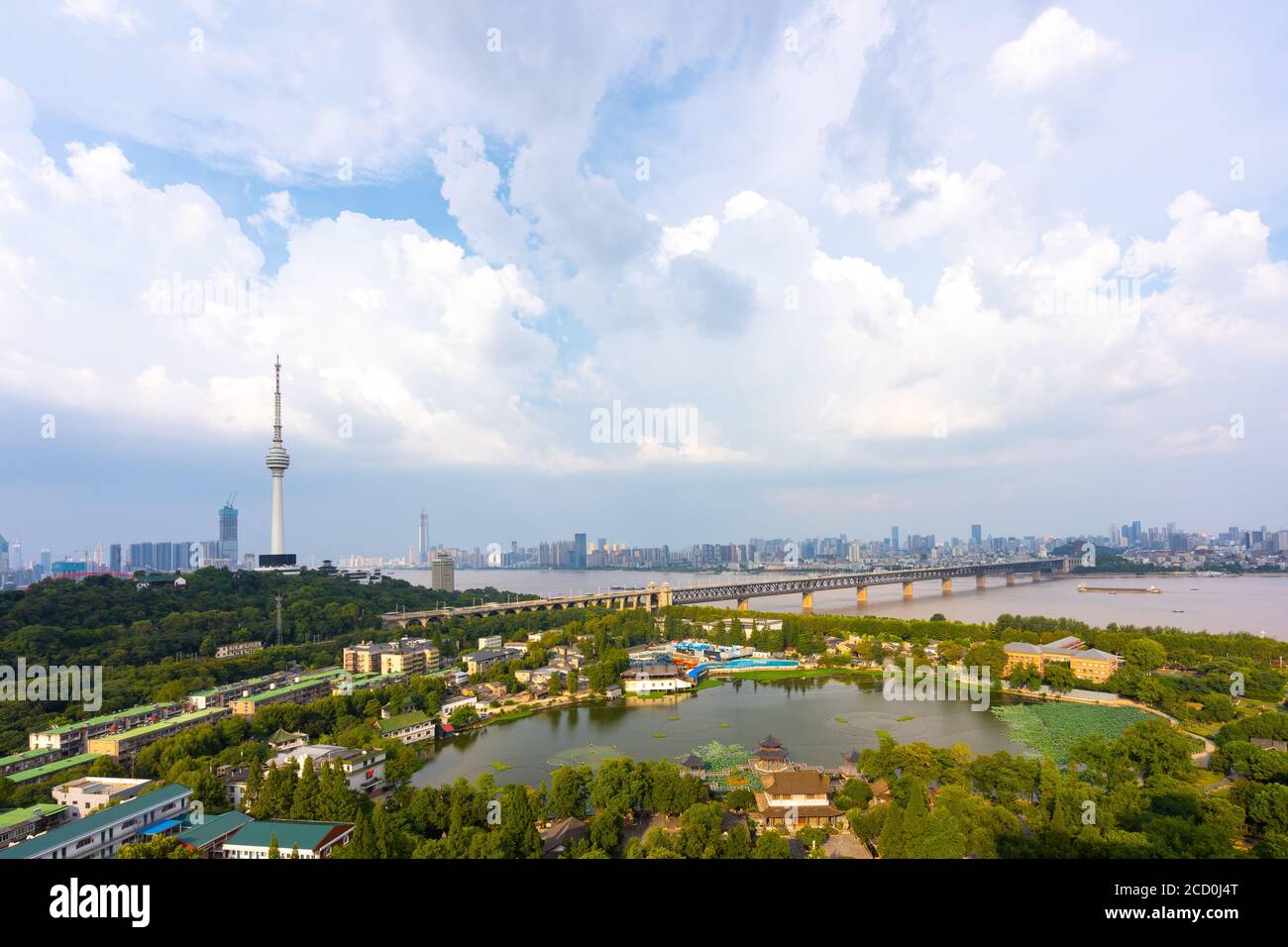 Skyline di Wuhan e fiume Yangtze con grattacielo sovraalto in costruzione a Wuhan Hubei Cina. Foto Stock Skyline di Wuhan e fiume Yangtze con grattacielo sovraalto in costruzione a Wuhan Hubei Cina. Foto Stock
