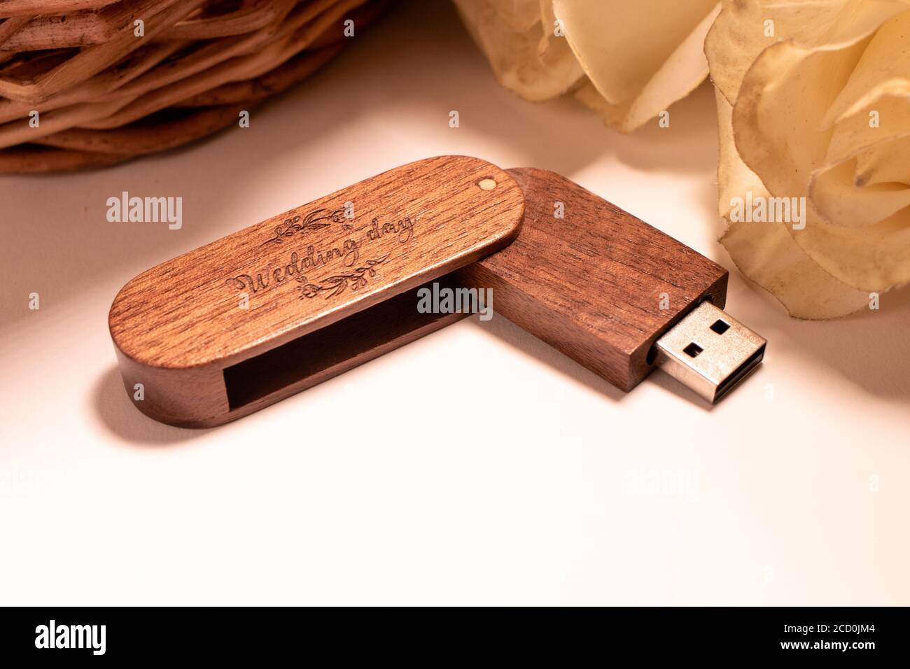 Bella flash drive matrimonio con l'iscrizione Wedding Day da un albero inciso Foto Stock