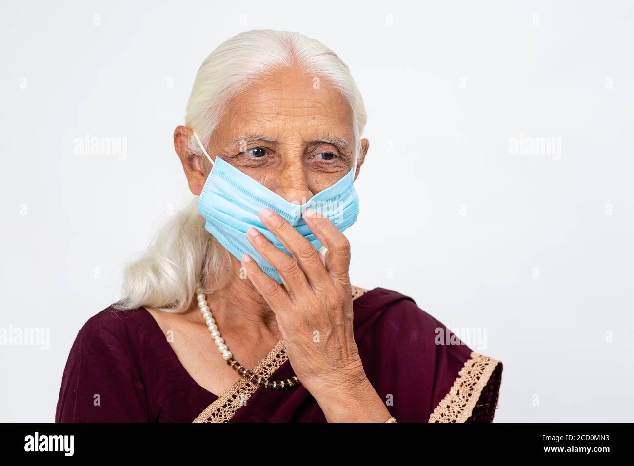 Donna indiana matura che indossa maschera di protezione Covid-19, donna indiana anziana che indossa maschera facciale Foto Stock
