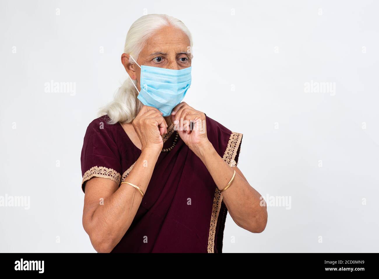 Donna indiana matura che indossa maschera di protezione Covid-19, donna indiana anziana che indossa maschera facciale Foto Stock